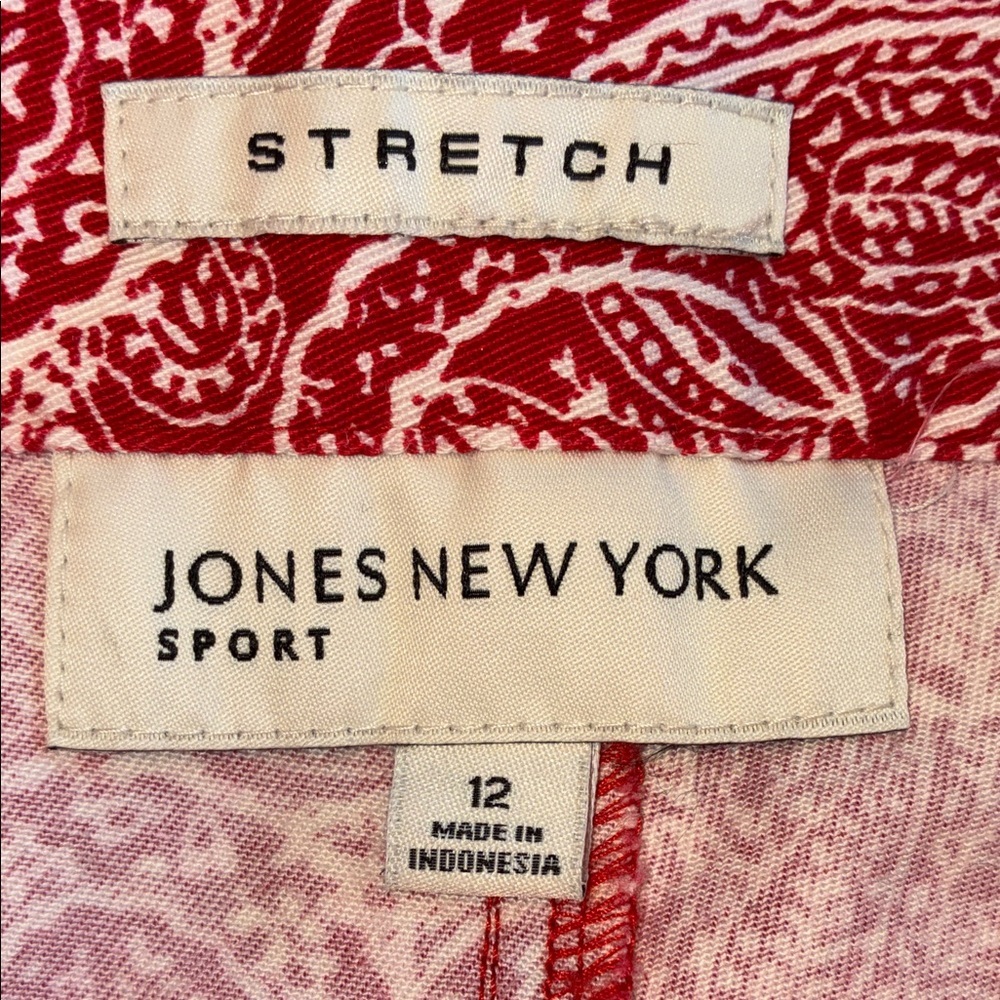 JONES NEW YORK SPORT Stylish red & white paisley /bandana print pants. 12 - Picture 10 of 17